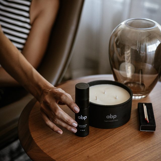 Još uvek smo u kratkim rukavima, divan nam je ovaj topli septembar…☀️
Zato već danas poručite našu kremu za ruke od lavande, negujte ih i spremni dočekajte hladnije dane.✨
A da biste upotpunili uživanje tu su naše sveće koje ne sadrže ni jedan štetan sastojak, što je posebno važno. 💜Proizvedeno s ljubavlju.