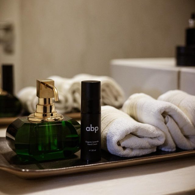 Odmorite danas, posvetite se sebi i ne zaboravite da koža pamti. ✨
Neka upamti najbolju negu od organske lavande sa polja Srbije. 💜