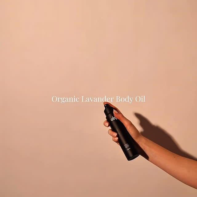 Proizvod na koji smo posebno ponosni - ulje za telo sa lavandom. 💜
Koža će ga brzo upiti i neće ostaviti trag na odeći ili posteljini. Idealno je za masažu i nezamenljivo u dubokoj nezi kože. ✨
Podsećamo da možete obezbediti 30% popusta na novu kupovinu uz vraćenu staklenu ambalažu proizvoda.