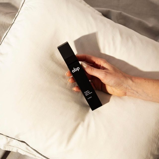 Početak dana zavisi od dobrog sna. 🌙
Lavanda ima dokazano dejstvo u opuštanju i zato smo napravili formulu za izuzetan sprej za jastuke. 💜✨
Vaši dani će se razlikovati. ☀️
Poručite već danas.