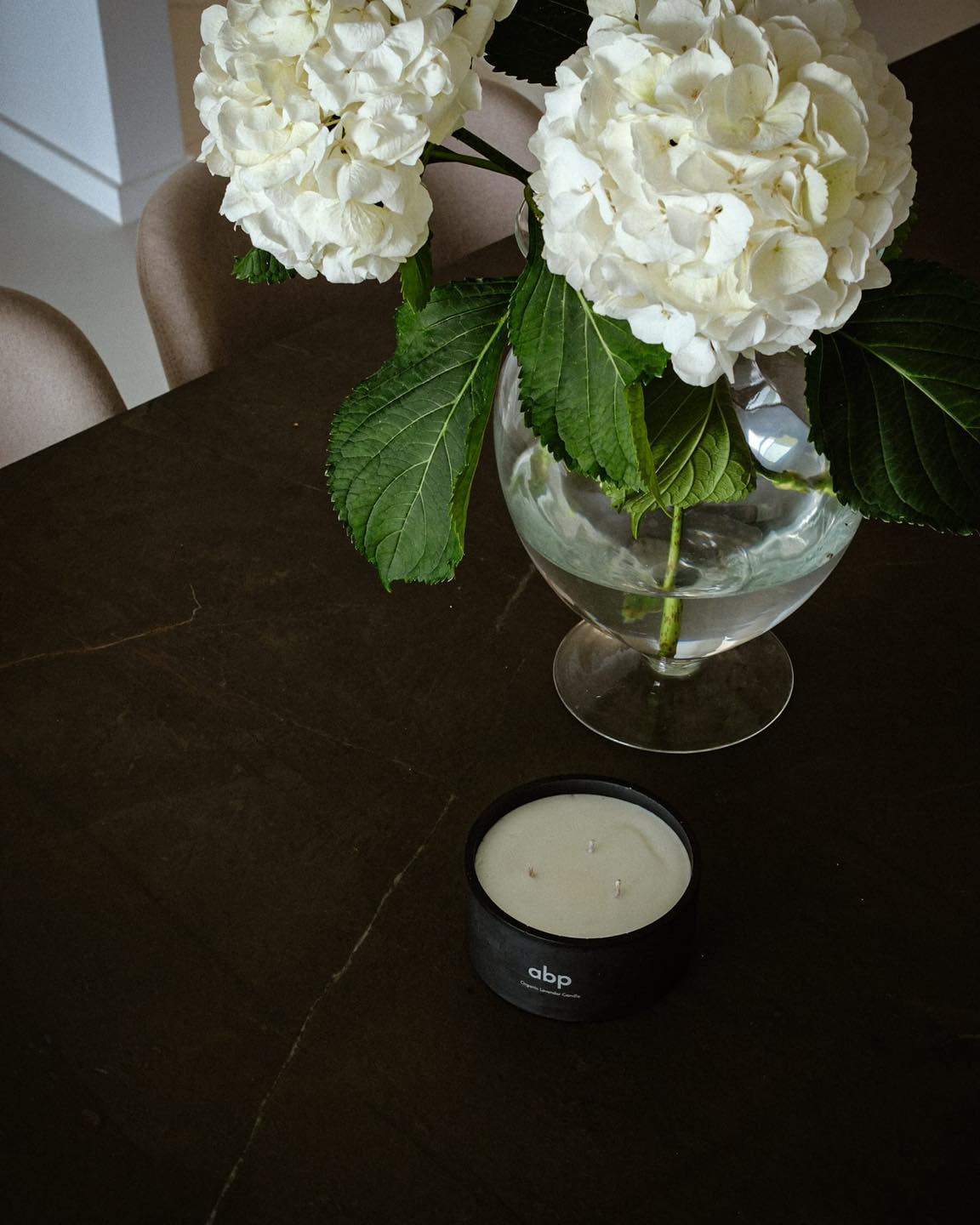 U tišini jutra krije se snaga celog dana. ☀️
Ako vas prevari ritam i uveče osetite napetost, postoji jednostavan način da se brzo opustite. 
Naše sveće sa mirisom organske lavande, potpuno prirodne i jedinstvene za tili čas sve teško pretvoriće u lako. ✨
Poručite već danas.🤍