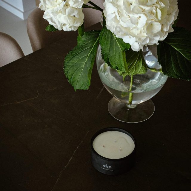 U tišini jutra krije se snaga celog dana. ☀️
Ako vas prevari ritam i uveče osetite napetost, postoji jednostavan način da se brzo opustite.
Naše sveće sa mirisom organske lavande, potpuno prirodne i jedinstvene za tili čas sve teško pretvoriće u lako. ✨
Poručite već danas.🤍