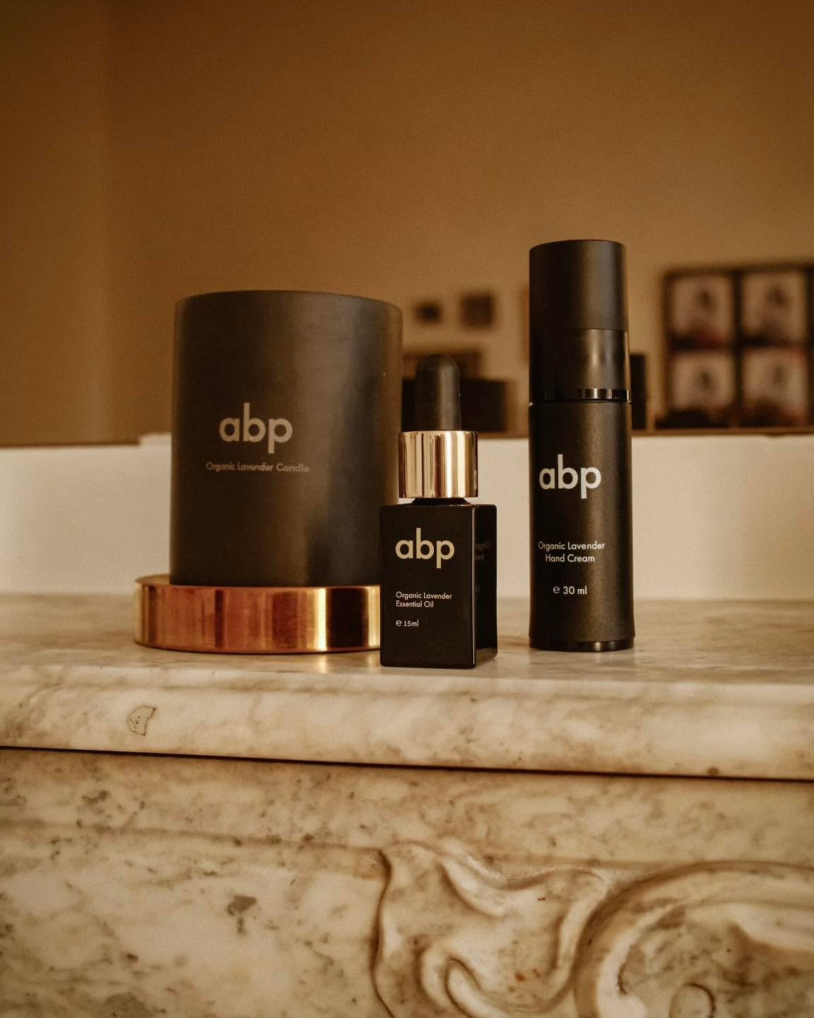 Postoji idealan kutak - onaj na kojem čuvamo @abotanicalphilosophy proizvode u kući. ✨
Svaki od njih je proizveden od organske lavande sa polja Srbije i dokazano utiče na kvalitet kože, jer je dubinski hrani.
A naša sveća - ona je  postala vaš omiljen izbor i spada u najprodavaniji proizvod iz naše palete. 
🤍 Poručite već danas.