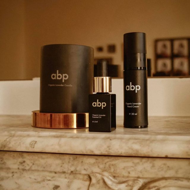 Postoji idealan kutak - onaj na kojem čuvamo @abotanicalphilosophy proizvode u kući. ✨
Svaki od njih je proizveden od organske lavande sa polja Srbije i dokazano utiče na kvalitet kože, jer je dubinski hrani.
A naša sveća - ona je postala vaš omiljen izbor i spada u najprodavaniji proizvod iz naše palete.
🤍 Poručite već danas.