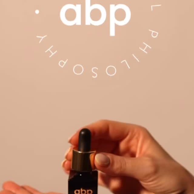 Esencijalna ulja nisu samo mirisi — ona su alat za telo, emocije i energiju. 🌿
Uz samo nekoliko kapi možemo da:
umirimo nervni sistem
podignemo fokus i energiju
negujemo kožu i telo
stvorimo ritual za san, meditaciju ili opuštanje
Možemo ih koristiti u difuzeru, kupki, masaži, kao i skincare rutini.
U maloj bočici — toliko moći.
Priroda, nauka i ritual u jednom.
Da li već imaš naše ulje od organske lavande, sa polja Srbije? Ako ne, poruči odmah ❤️