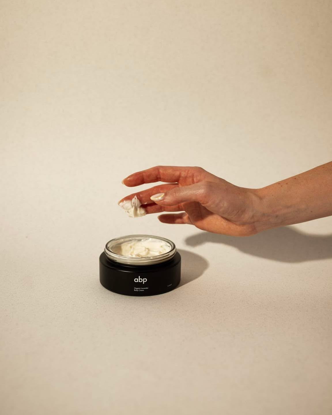 Znate onaj osećaj kada želiš samo mir i vreme za sebe, kada želiš da sebi pokloniš najbolje?✨
Tada izaberi našu kremu od organske lavande, bogatu uljima i puterima, koju će vaša koža brzo upiti i momentalno biti nahranjena.
Proizvedeno u Srbiji, s ljubavlju 🤍