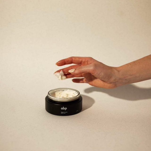 Znate onaj osećaj kada želiš samo mir i vreme za sebe, kada želiš da sebi pokloniš najbolje?✨
Tada izaberi našu kremu od organske lavande, bogatu uljima i puterima, koju će vaša koža brzo upiti i momentalno biti nahranjena. 
Proizvedeno u Srbiji, s ljubavlju 🤍