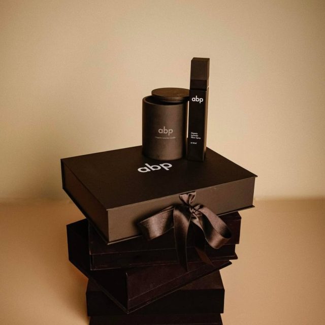 Počinje sezona ljubavi i darova, novogodišnjih planova i obećanja da ćemo više voditi računa o sebi. 🤍
Svi oni zajedno staju u naš ekskluzivni paket koji možete poručiti već danas i za sebe i za one koje volite.✨