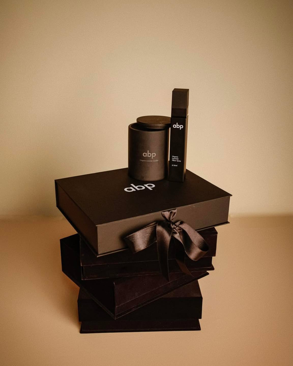 Počinje sezona ljubavi i darova, novogodišnjih planova i obećanja da ćemo više voditi računa o sebi. 🤍
Svi oni zajedno staju u naš ekskluzivni paket koji možete poručiti već danas i za sebe i za one koje volite.✨