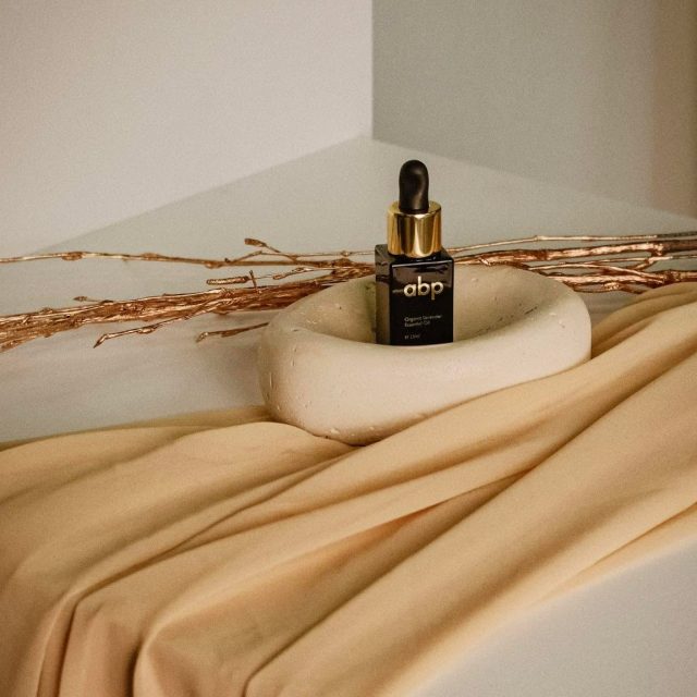 Postoje nezamenljive rutine u nezi. ✨
Naše esencijalno ulje ima mesto u svakom koraku. Samo nekoliko kapi pomeštajte sa par krupnijih zrna morske soli i blago istrljajte kožu tokom tuširanja - osetićete neverovatnu razliku. Ova moćna bočica sadrži sve najbolje iz lavande, sačuvano samo za vas. 🤍
Poručite već danas.