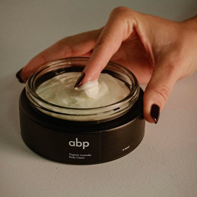 Poželeti nekom sve najlepše to znači i želeti mu divnu kožu i negu. 🤍

Naš najprodavaniji proizvod - krema za telo od organske lavande idealan je poklon za novogodišnje praznike. ⭐️