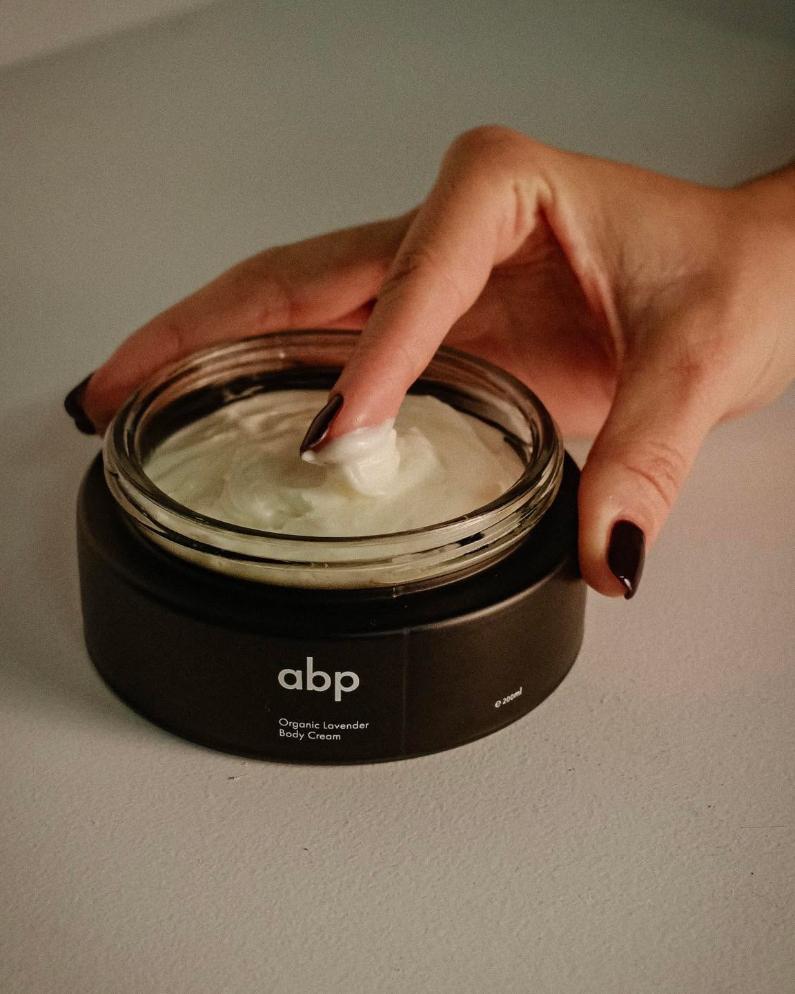 Poželeti nekom sve najlepše to znači i želeti mu divnu kožu i negu. 🤍

Naš najprodavaniji proizvod - krema za telo od organske lavande idealan je poklon za novogodišnje praznike. ⭐️