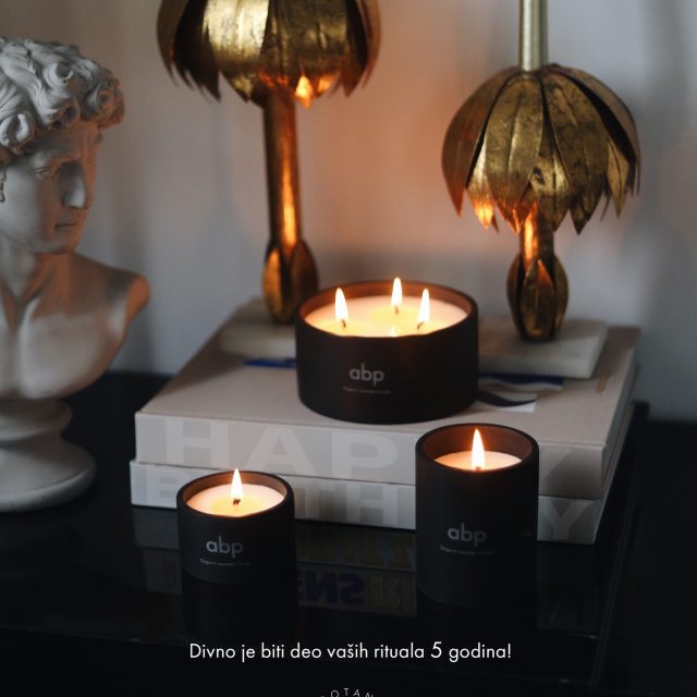 Pet godina je prošlo kao tren. U njih je stalo hiljade pupoljaka lavande, litri divnog organskog ulja, testiranja, kombinacija, rasta, optimizma i vas. 🤍
Vas koji nam verujete, u čije domove i rituale smo ušli pažljivo i nežno, onako kako lavanda i traži. Mirisno i opuštajuće. Želeli smo da vam svaki kontakt sa @abotanicalphilosophy proizvodima probudi mir. Mi smo ih kreirale za veče, a oni su sada tu i u vašim danima. U raznim trenucima, u sreći, radosti, u vikendima, samoći i pripremi za lude noći.. ✨
Hvala vam što ste osetili nešto najiskrenije što smo mogli da vam damo - ljubav i kvalitet. I hvala što nam to stalno pokazujete poverenjem.
Zato smo pripremili poklon za vas, povodom našeg 5. rođendana - mini sprej od lavande i on vas čeka uz svaku online kupovinu narednih 5 dana. Grlimo vas i volimo! 🎉