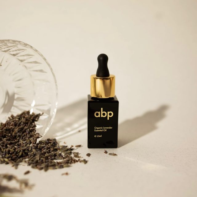 Svaka nedelja ima svoj ritam, i veče koje želimo da provedemo u miru i uživanju. ✨
A za taj posećaj potrebno je tako malo - samo miris lavande i par kapi našeg esencijalnog ulja. 
Pomešajte ga sa malo kreme za ruke i pustite da koža upije, jer ćete osetiti neverovatnu mekoću dlanova.🤍