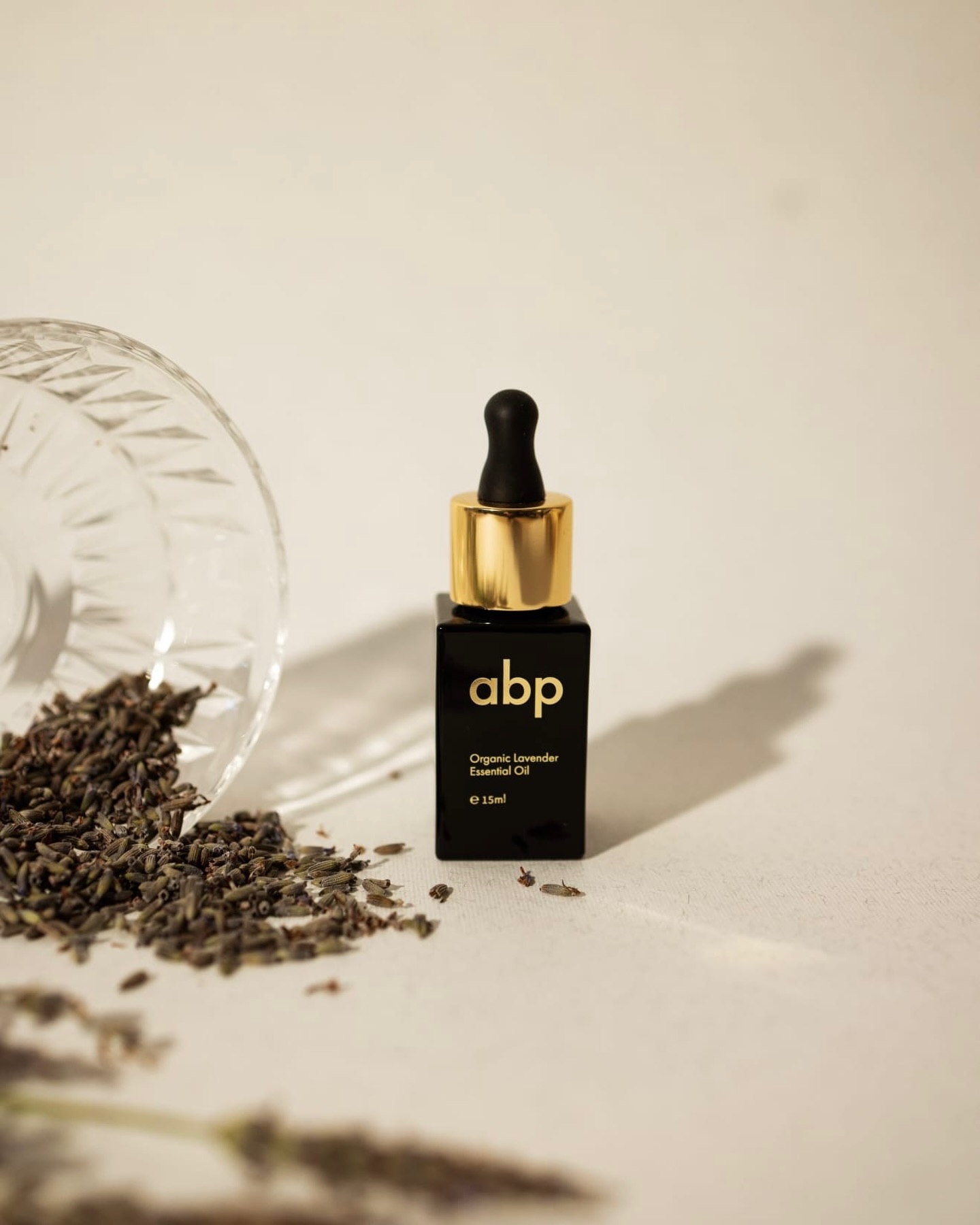 Svaka nedelja ima svoj ritam, i veče koje želimo da provedemo u miru i uživanju. ✨
A za taj posećaj potrebno je tako malo - samo miris lavande i par kapi našeg esencijalnog ulja. 
Pomešajte ga sa malo kreme za ruke i pustite da koža upije, jer ćete osetiti neverovatnu mekoću dlanova.🤍