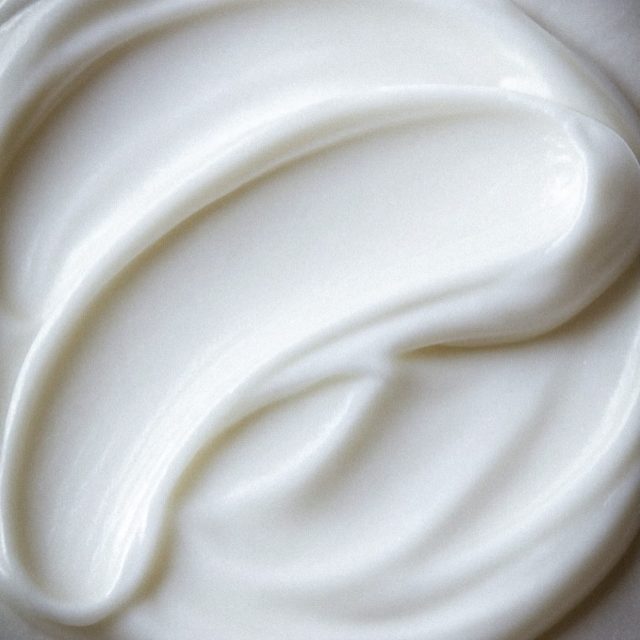 Naša krema za telo je pažljivo formulisana da hidrira, štiti i revitalizuje kožu. ✨
Baza bogata organskom lavandom pruža intenzivnu hidrataciju i umiruje osetljivu kožu, dok prirodna ulja i puteri poput shea putera, kakao putera, jojoba i bademovog ulja učvršćuju i hrane vašu kožu, ostavljajući je svilenkasto glatkom i potpuno mekom na dodir. 
Ovaj spoj biljnih ekstrakata i kvalitetnih hranljivih sastojaka čini kremu savršenim izborom za svakodnevnu negu — bilo da je deo vaše jutarnje rutine ili večernjeg rituala. 🤍
Poručite već danas.