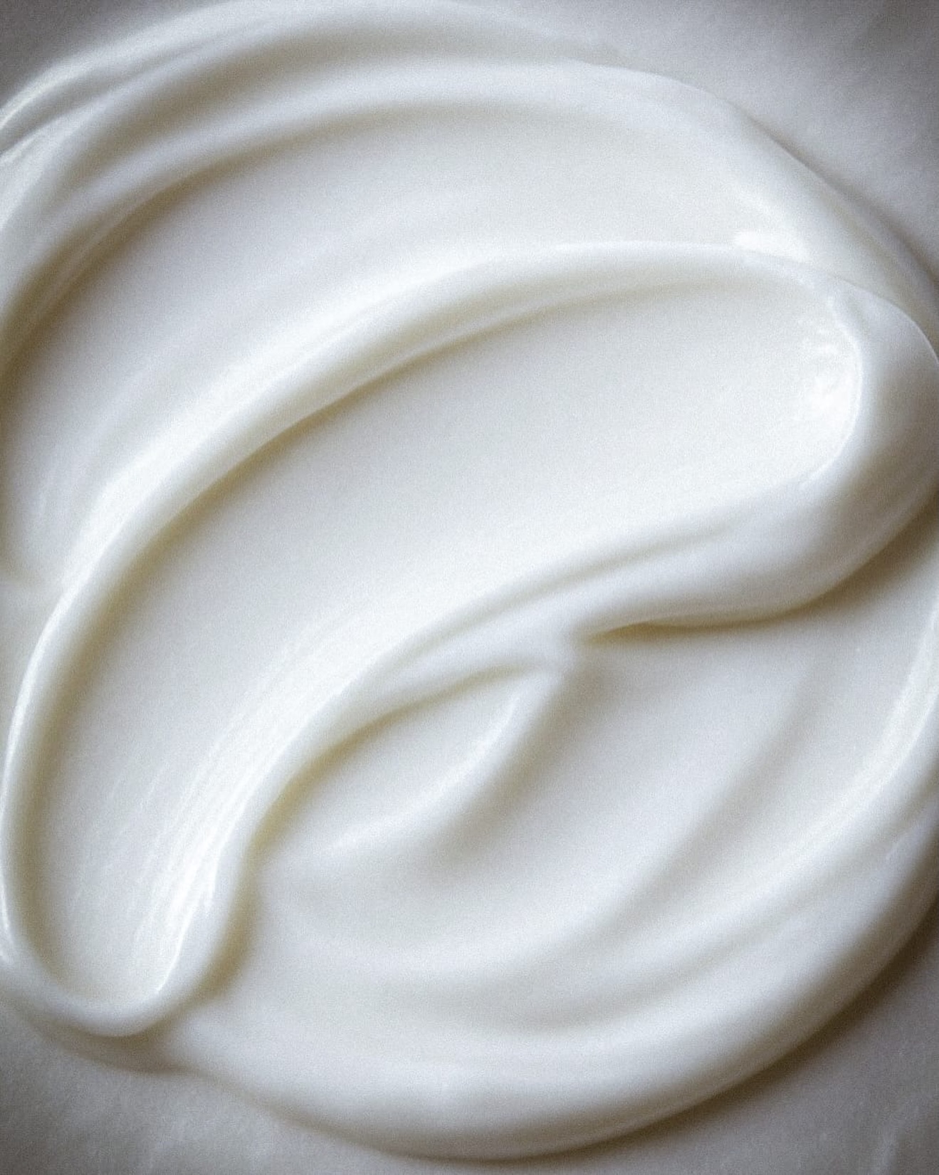 Naša krema za telo je pažljivo formulisana da hidrira, štiti i revitalizuje kožu. ✨
Baza bogata organskom lavandom pruža intenzivnu hidrataciju i umiruje osetljivu kožu, dok prirodna ulja i puteri poput shea putera, kakao putera, jojoba i bademovog ulja učvršćuju i hrane vašu kožu, ostavljajući je svilenkasto glatkom i potpuno mekom na dodir. 
Ovaj spoj biljnih ekstrakata i kvalitetnih hranljivih sastojaka čini kremu savršenim izborom za svakodnevnu negu — bilo da je deo vaše jutarnje rutine ili večernjeg rituala. 🤍
Poručite već danas.