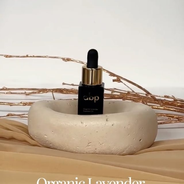 Ako možete da zamislite samo jednu kap koja će promeniti stvar na bolje - onda je to kap lavandinog ulja. 💫Poručite već danas naše esencijalno ulje i dodajte ga u vašu dnevnu rutinu nege ili difuzer i osetite zadovoljstvo koje počinje odmah.🤍