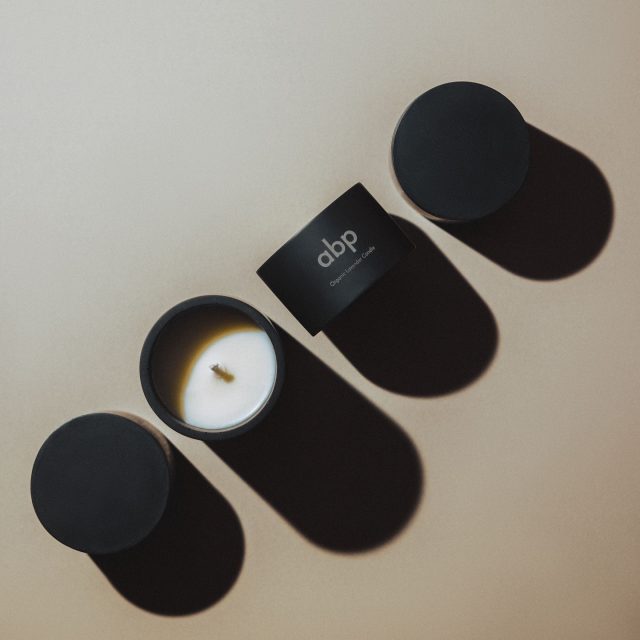 Svaka naša sveća je ručno oblikovana od ekološke smole, pažljivo punjena sojinim voskom i obogaćena esencijalnim uljem organske lavande. 💜
Naš savet je da sveću držite upaljenu do 4 sata, i da sačekate da se vosak vrati u čvrsto stanje pre ponovne upotrebe. Zato većina naše @abotanicalphilosophy zajednice ima nekoliko sveća jer je noć duga, a opuštanje nekad neizbežno. 🕯️
Poručite i vi već danas.✨