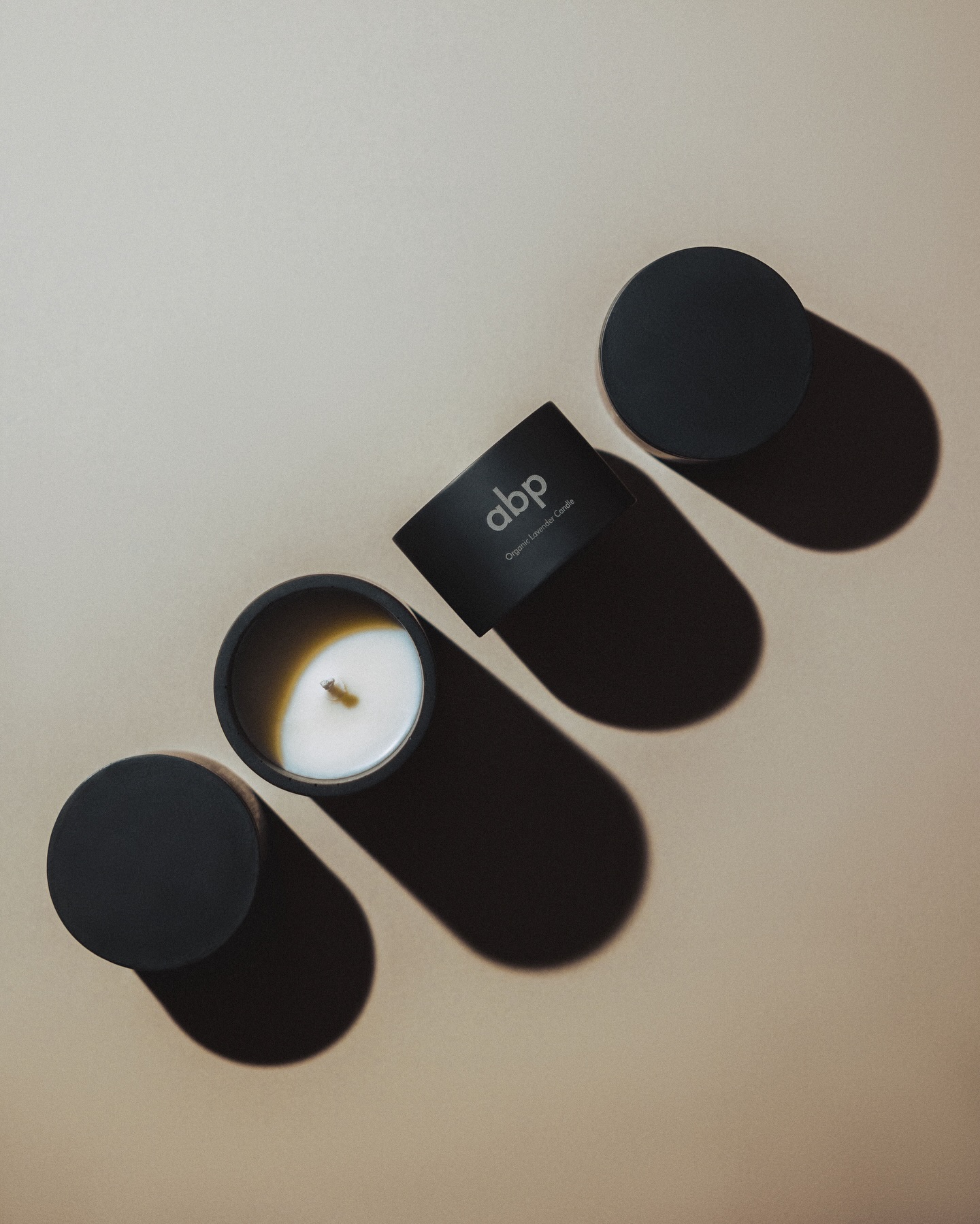 Svaka naša sveća je ručno oblikovana od ekološke smole, pažljivo punjena sojinim voskom i obogaćena esencijalnim uljem organske lavande. 💜
Naš savet je da sveću držite upaljenu do 4 sata, i da sačekate da se vosak vrati u čvrsto stanje pre ponovne upotrebe. Zato većina naše @abotanicalphilosophy zajednice ima nekoliko sveća jer je noć duga, a opuštanje nekad neizbežno. 🕯️
Poručite i vi već danas.✨