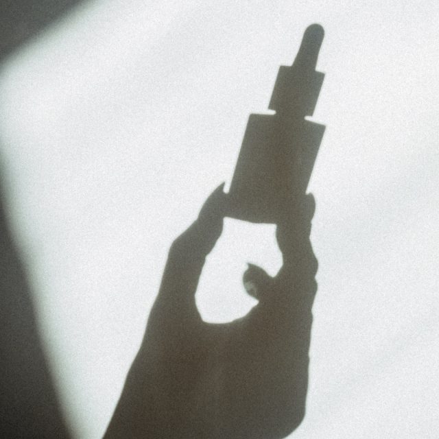 Sunce neka vas opusti tokom dana, za veče tu je naše esencijalno ulje. ✨
Brojna istraživanja su pokazala da je ono korisno kod nesanice i stresa.
Dodajte 1 do 2 kapi našeg esencijalnog ulja na malo baznog ulja (bademovog ili maslinovog ulja) i nežno utrljajte u slepoočnice. 🤍
Poručite već danas.