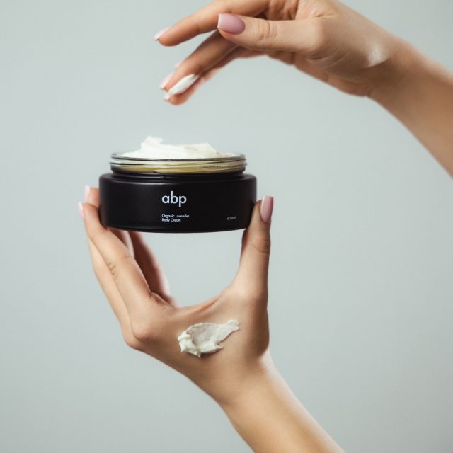 Nega počinje dodirom. ✨
Naša krema za telo ima bogatu teksturu koja hrani i obnavlja kožu. 
Stvorite još večeras trenutak mekoće koji će trajati tokom celog sutrašnjeg dana.. i naravno poručite našu kremu ❤️