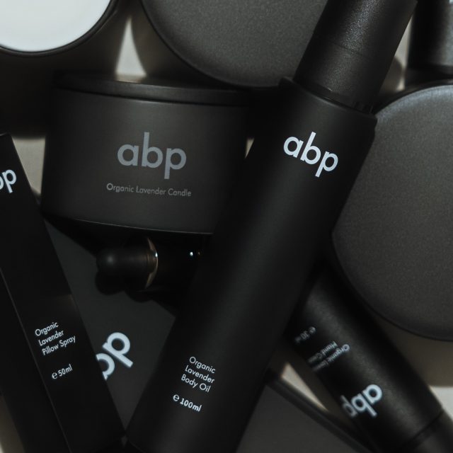 Organsko ulje lavande dobija se destilacijom cvetova i smatra se jednim od najkvalitetnijih za negu kože. 🤍
Deluje umirujuće i regenerativno, pomaže kod iritacija i crvenila, dok istovremeno hidrira i podstiče obnovu ćelija. Zbog svojih antiseptičkih i antibakterijskih svojstava često se koristi za čišćenje kože i ubrzavanje zarastanja rana.
Pored spoljne primene, lavanda se koristi i za umirenje. Smanjuje stres i anksioznost, poboljšava kvalitet sna i deluje blago analgetski. Upravo zbog toga lavandino ulje je nezaobilazno u aromaterapiji i prirodnoj nezi.
Mi smo naše ulje koje dobijamo od lavande sa polja Srbije pretočili u najkvalitetnije proizvode koje možete odmah poručiti na našem sajtu. ✨