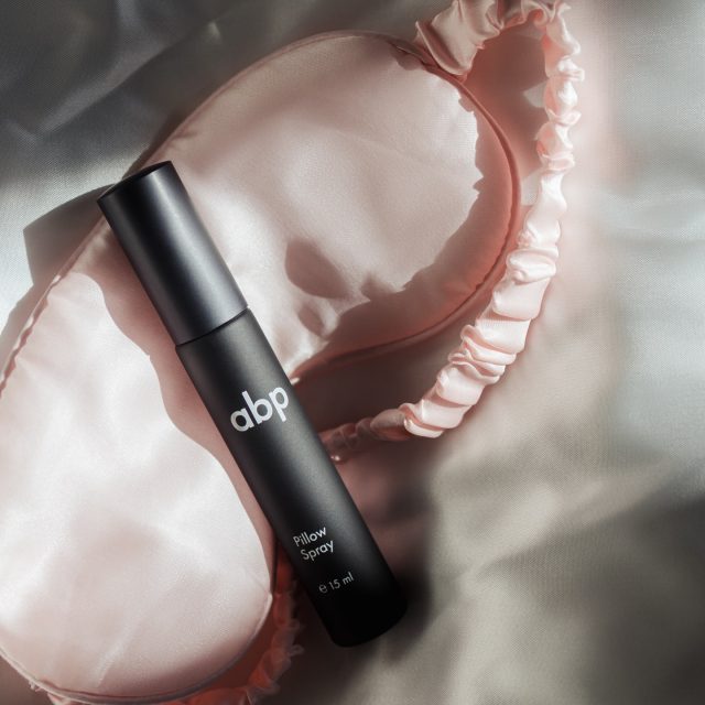 Luksuz danas nije da ostaneš budan već da se stvarno odmoriš.
Maska. Miris. Tišina.
Tvoj noćni ritual počinje sada. 

Zameni ekran resetom koji ti treba - ABP maska & pillow spray.
 Laku noć 🤍