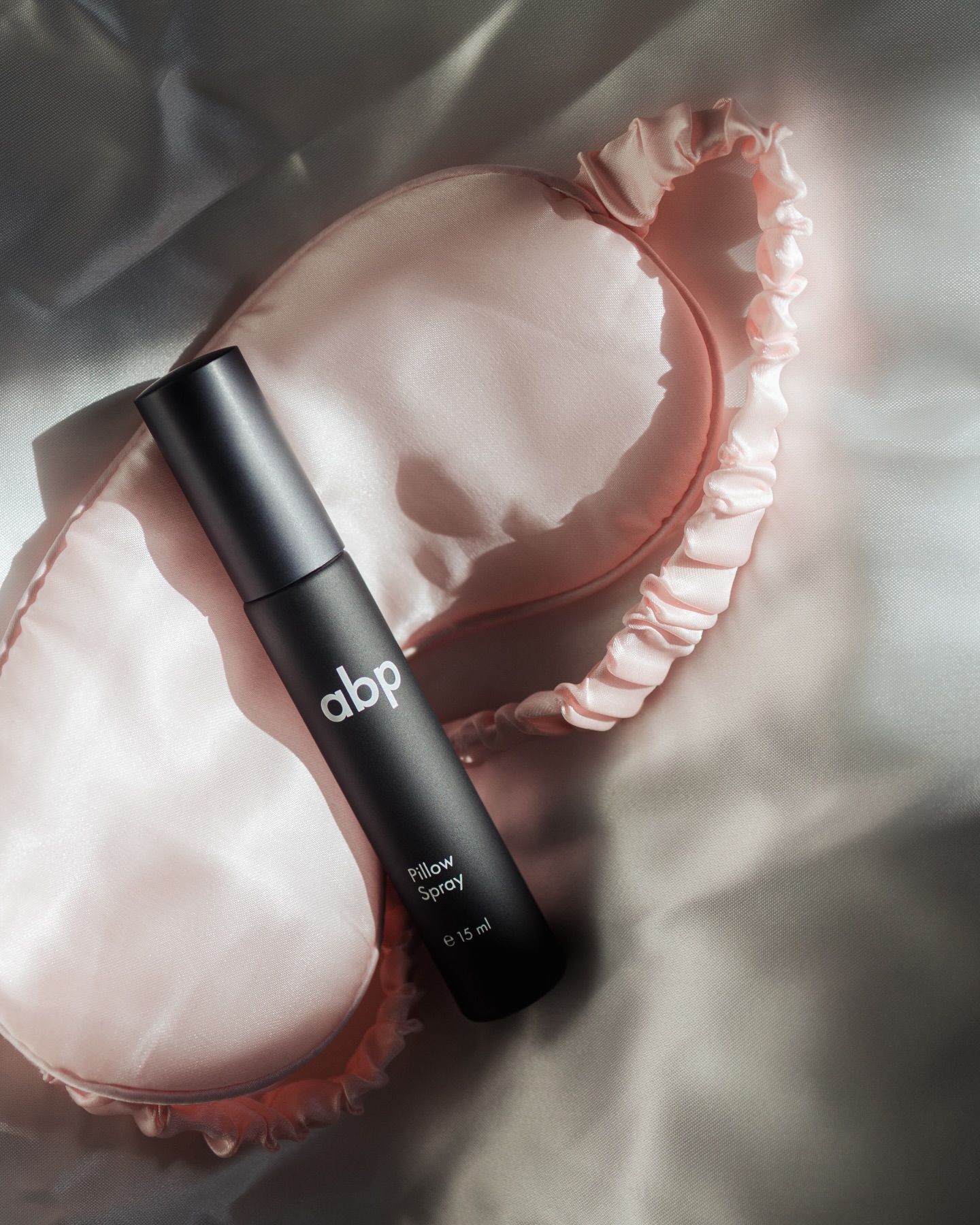 Luksuz danas nije da ostaneš budan već da se stvarno odmoriš.
Maska. Miris. Tišina.
Tvoj noćni ritual počinje sada.
Zameni ekran resetom koji ti treba - ABP maska & pillow spray.
Laku noć 🤍