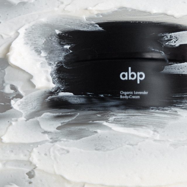 Naša krema je luksuz koji koža zaista oseća 💜

Bogata formula sa shea i kakao puterom dubinski hrani i obnavlja kožu, dok squalane i jojoba ulje vraćaju prirodnu ravnotežu i mekoću. 

Sve to je nežno povezano sa organskim uljem lavande – za osećaj mira, opuštanja i potpune nege, svaki put kada je nanesete.

Nije samo krema.
To je trenutak za sebe. Poručite odmah preko našeg online shopa. 

#bodycare #lavenderlove #skincare #selfcare #hydration