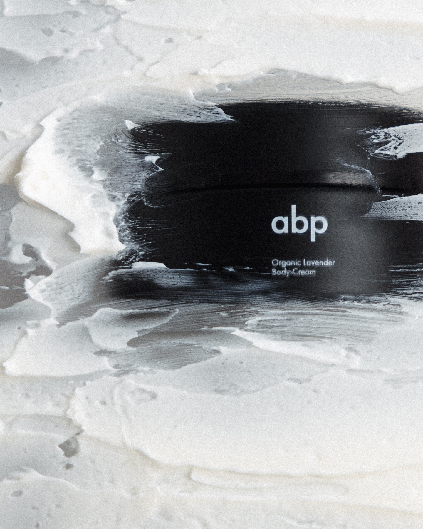 Naša krema je luksuz koji koža zaista oseća 💜

Bogata formula sa shea i kakao puterom dubinski hrani i obnavlja kožu, dok squalane i jojoba ulje vraćaju prirodnu ravnotežu i mekoću. 

Sve to je nežno povezano sa organskim uljem lavande – za osećaj mira, opuštanja i potpune nege, svaki put kada je nanesete.

Nije samo krema.
To je trenutak za sebe. Poručite odmah preko našeg online shopa. 

#bodycare #lavenderlove #skincare #selfcare #hydration