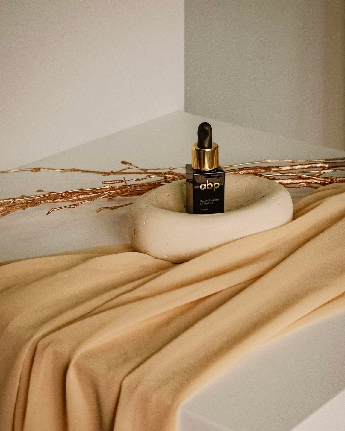 Postoje nezamenljive rutine u nezi. ✨
Naše esencijalno ulje ima mesto u svakom koraku. Samo nekoliko kapi pomeštajte sa par krupnijih zrna morske soli i blago istrljajte kožu tokom tuširanja - osetićete neverovatnu razliku. Ova moćna bočica sadrži sve najbolje iz lavande, sačuvano samo za vas. 🤍
Poručite već danas.