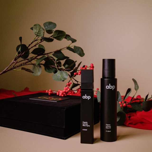 Nedelja veče nakon praznika…🌙
Nahranimo kožu čudesnim organskim uljem, poprskajte jastuk našim sprejem od organske lavande i poželite sebi divnu nedelju.✨
Ovaj moćan dvojac nosi snagu prirode i možete ga odmah poručiti.🤍