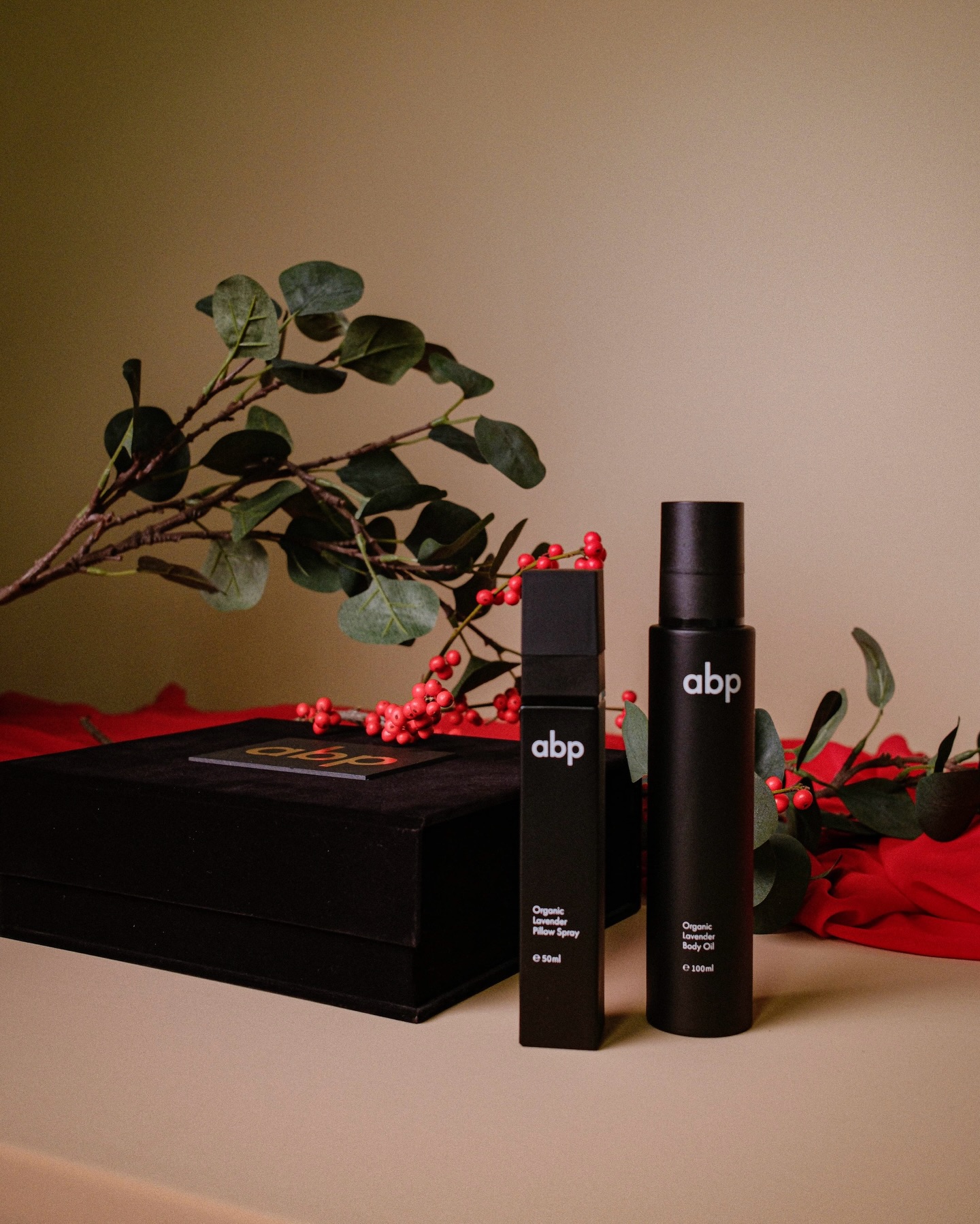 Nedelja veče nakon praznika…🌙
Nahranimo kožu čudesnim organskim uljem, poprskajte jastuk našim sprejem od organske lavande i poželite sebi divnu nedelju.✨
Ovaj moćan dvojac nosi snagu prirode i možete ga odmah poručiti.🤍