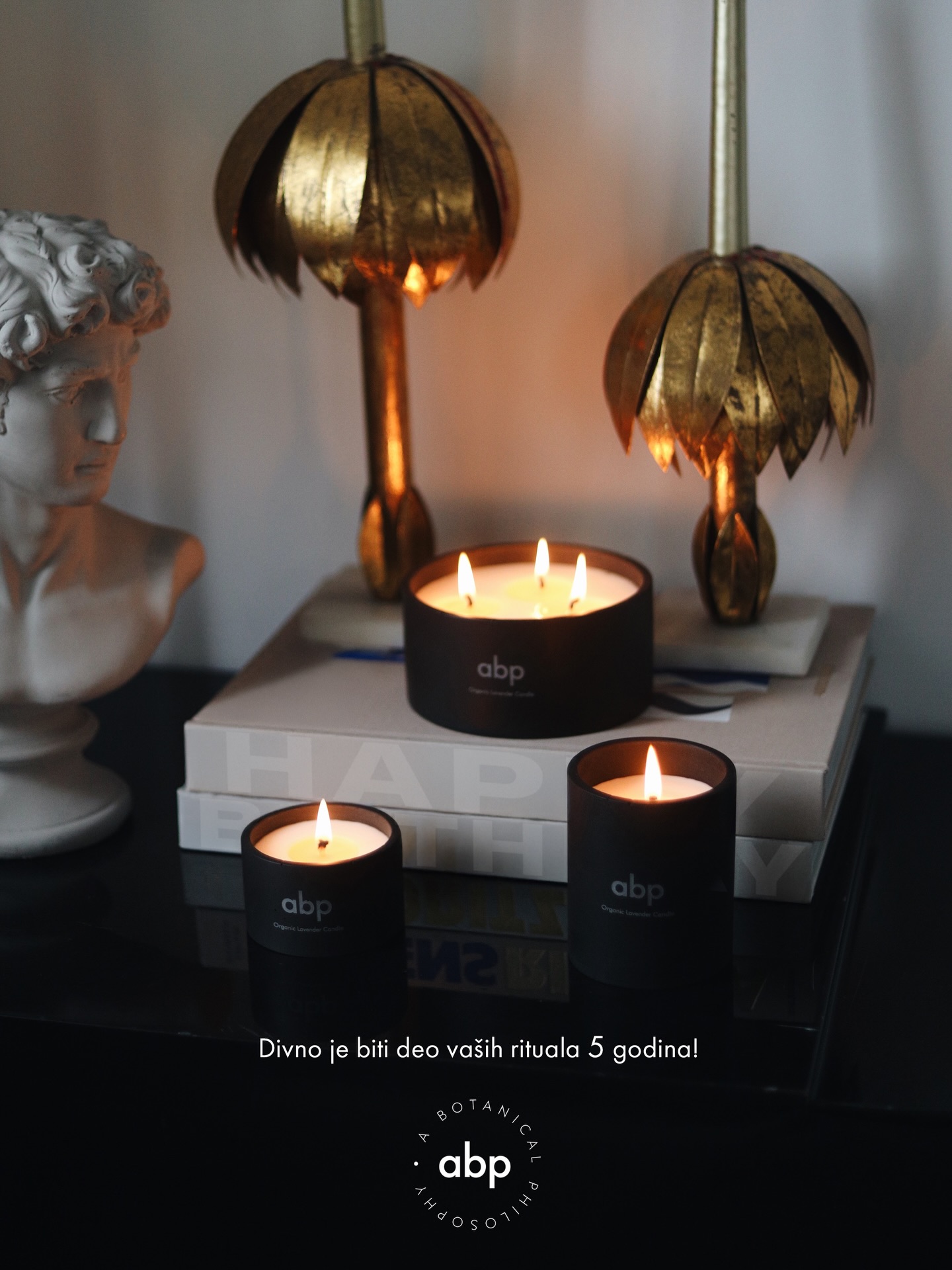 Pet godina je prošlo kao tren. U njih je stalo hiljade pupoljaka lavande, litri divnog organskog ulja, testiranja, kombinacija, rasta, optimizma i vas. 🤍
Vas koji nam verujete, u čije domove i rituale smo ušli pažljivo i nežno, onako kako lavanda i traži. Mirisno i opuštajuće. Želeli smo da vam svaki kontakt sa @abotanicalphilosophy proizvodima probudi mir. Mi smo ih kreirale za veče, a oni su sada tu i u vašim danima. U raznim trenucima, u sreći, radosti, u vikendima, samoći i pripremi za lude noći.. ✨
Hvala vam što ste osetili nešto najiskrenije što smo mogli da vam damo - ljubav i kvalitet. I hvala što nam to stalno pokazujete poverenjem.
Zato smo pripremili poklon za vas, povodom našeg 5. rođendana - mini sprej od lavande i on vas čeka uz svaku online kupovinu narednih 5 dana. Grlimo vas i volimo! 🎉