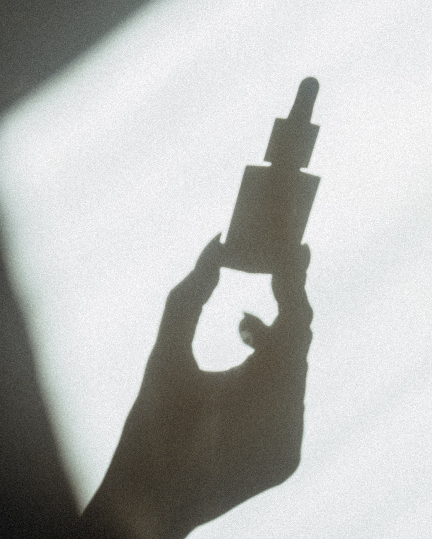 Sunce neka vas opusti tokom dana, za veče tu je naše esencijalno ulje. ✨
Brojna istraživanja su pokazala da je ono korisno kod nesanice i stresa.
Dodajte 1 do 2 kapi našeg esencijalnog ulja na malo baznog ulja (bademovog ili maslinovog ulja) i nežno utrljajte u slepoočnice. 🤍
Poručite već danas.