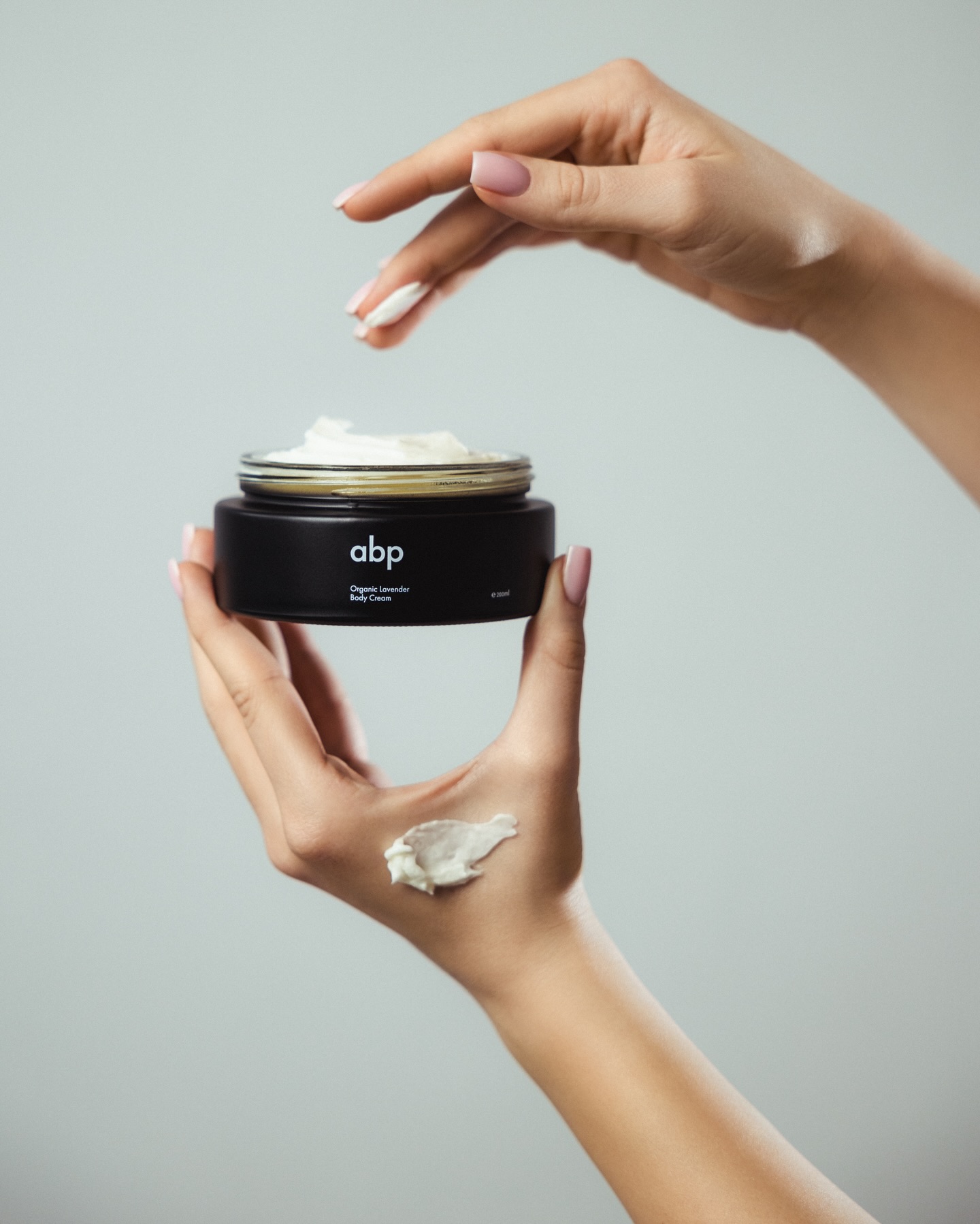 Nega počinje dodirom. ✨
Naša krema za telo ima bogatu teksturu koja hrani i obnavlja kožu.
Stvorite još večeras trenutak mekoće koji će trajati tokom celog sutrašnjeg dana.. i naravno poručite našu kremu ❤️