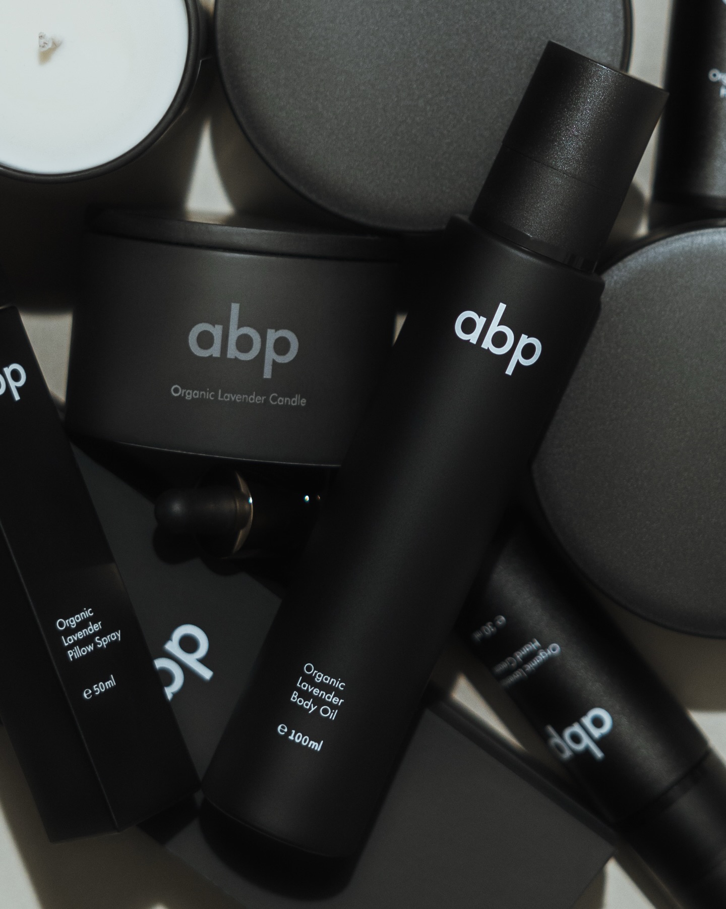 Organsko ulje lavande dobija se destilacijom cvetova i smatra se jednim od najkvalitetnijih za negu kože. 🤍

Deluje umirujuće i regenerativno,  pomaže kod iritacija i crvenila, dok istovremeno hidrira i podstiče obnovu ćelija. Zbog svojih antiseptičkih i antibakterijskih svojstava često se koristi za čišćenje kože i ubrzavanje zarastanja rana.

Pored spoljne primene, lavanda se koristi i za umirenje. Smanjuje stres i anksioznost, poboljšava kvalitet sna i deluje blago analgetski. Upravo zbog toga lavandino ulje je nezaobilazno u aromaterapiji i prirodnoj nezi. 

Mi smo naše ulje koje dobijamo od lavande sa polja Srbije pretočili u najkvalitetnije proizvode koje možete odmah poručiti na našem sajtu. ✨