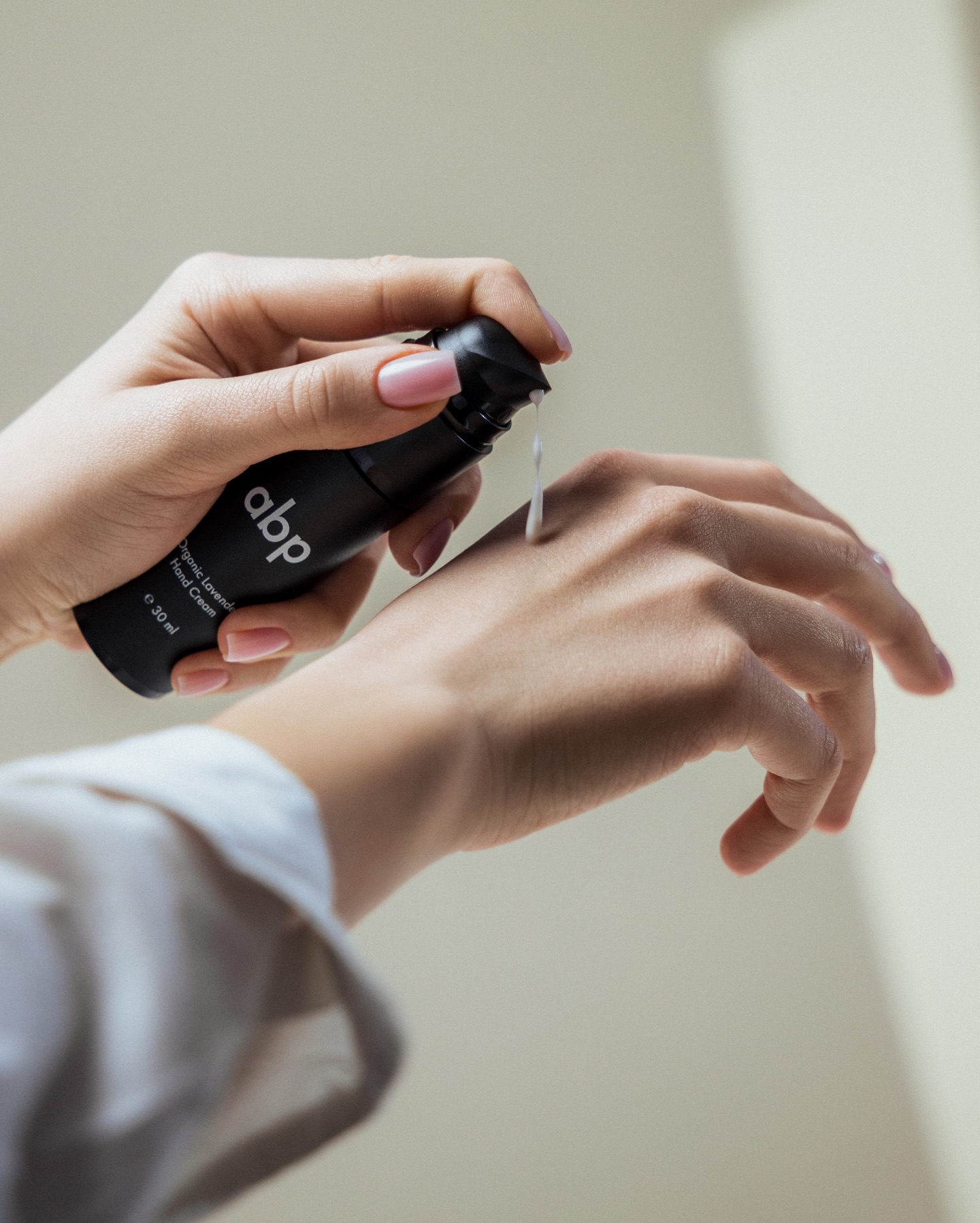 Približio nam se veliki praznik - Uskrs. 
Čak i ako tokom godine ne ulazimo često u kuhinju na Veliki petak hoćemo jer nema ništa lepše nego pripremati i ukrašavati jaja. 
Spremite dlanove i budite kreativni, to vam od srca želi @abotanicalphilosophy 🤍